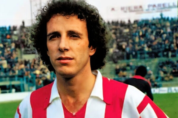 Dirceu com a camisa do Atlético de Madrid