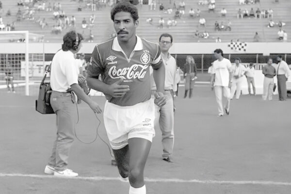 Gérson com a camisa do Internacional