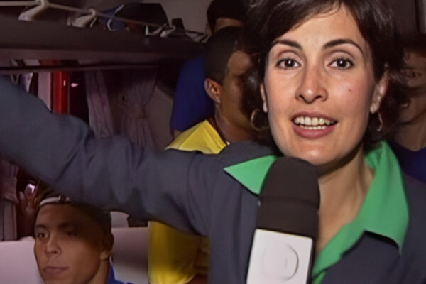 Fátima Bernardes no ônibus da Seleção em 2002