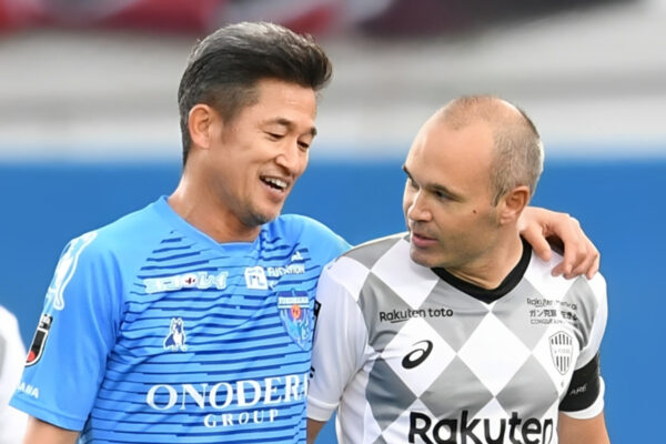 Kazu Miura e Andres Iniesta