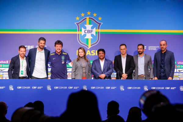 Fernando Diniz em apresentação na CBF