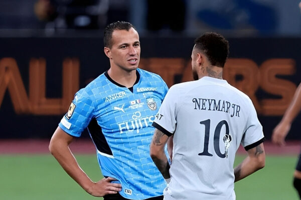 Leandro Damião em jogo do Kawasaki Frontale contra o PSG