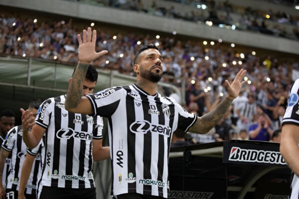 Michel Macedo com a camisa do Ceará