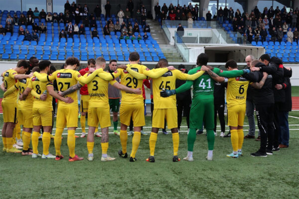 Jogadores do Winkel B em homenagem a Arne Espeel